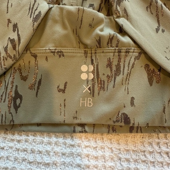NWOT Halle Berry X Sweaty Betty Athena XS super soft bra green foil print - Picture 9 of 10